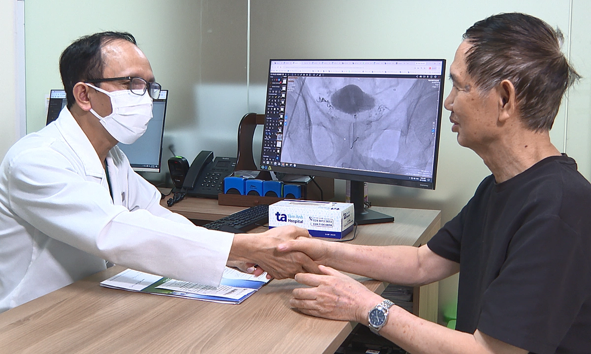 Kết hợp hạt gây tắc mạch, keo sinh học chữa phì đại tuyến tiền liệt