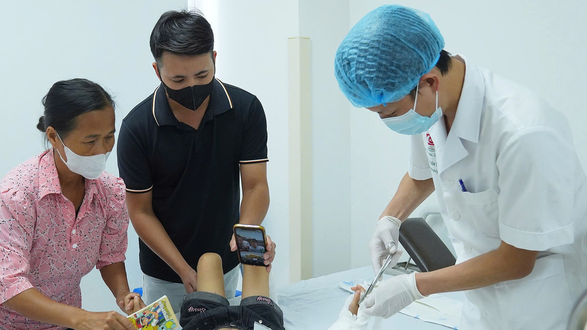 Áo chống nắng cuốn vào xe máy giật đứt rời cánh tay bé gái 4 tuổi