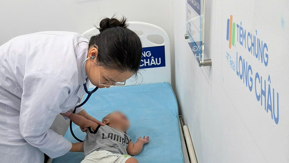 Bác sĩ trung tâm tiêm chủng cấp cứu bé 6 tháng tuổi nghi sặc sữa