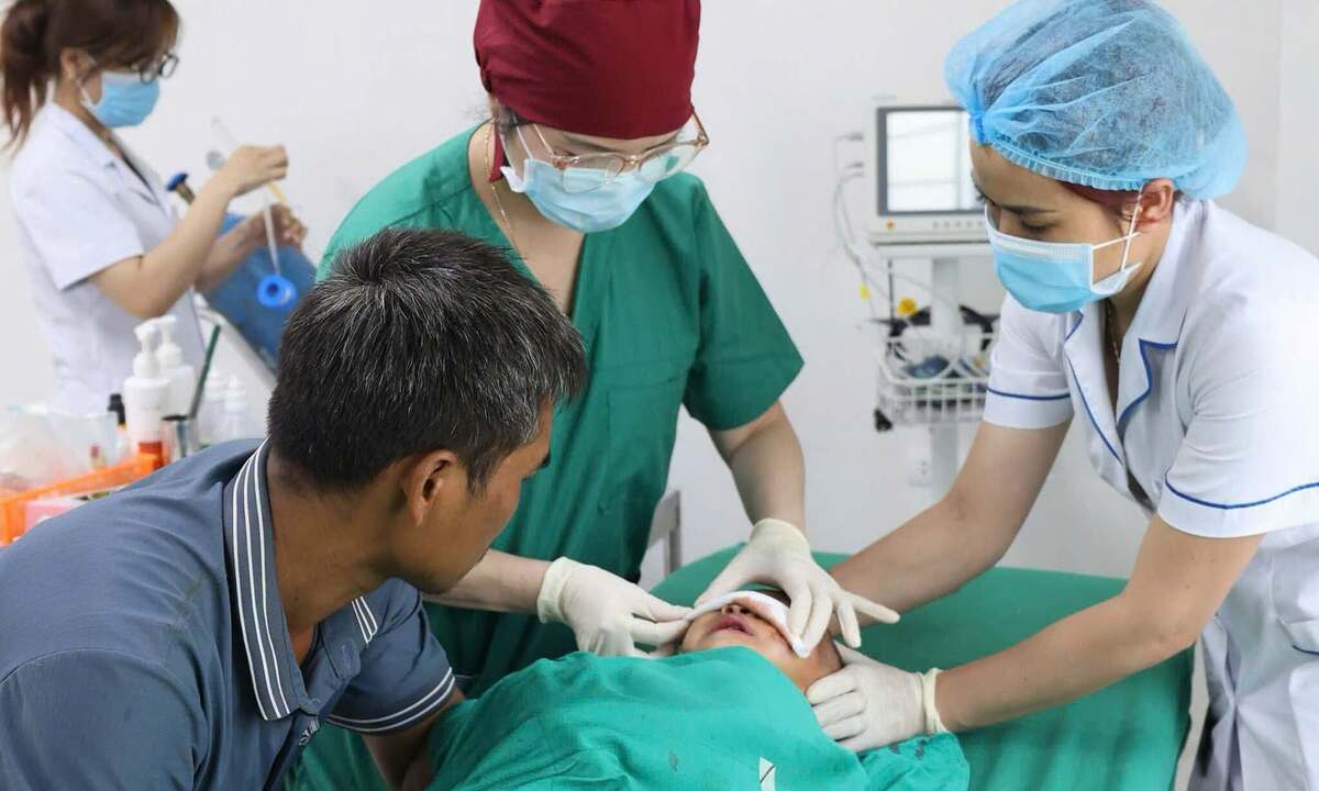 Cứu bé trai bị chó hàng xóm cắn biến dạng mặt