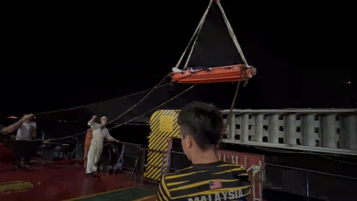 Bác sĩ leo thang dây lên tàu cứu thuyền viên Nga đột quỵ