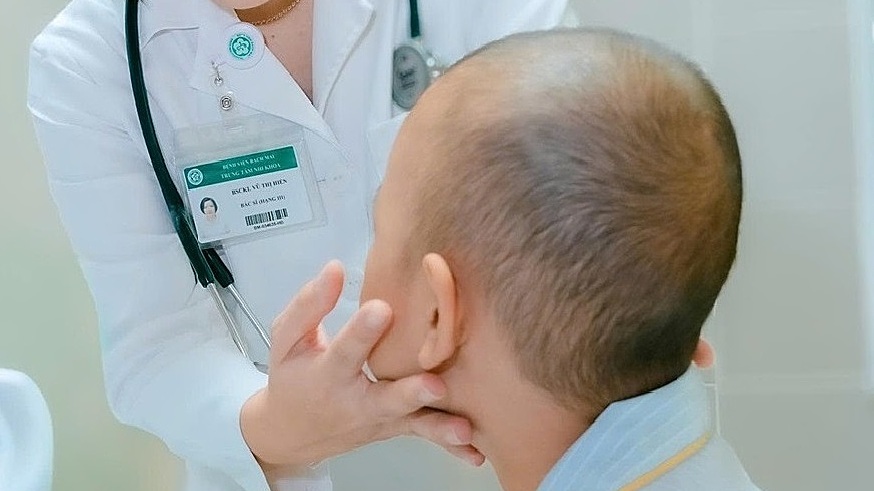 Vệt sáng trong mắt cảnh báo ung thư nguy hiểm ở trẻ nhỏ
