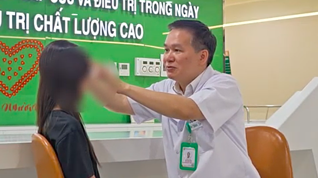 Bác sĩ gặp lại bệnh nhi sau 10 năm từ ca ghép da đầu hy hữu