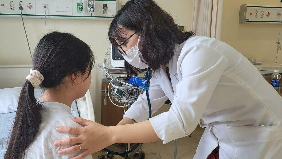 Bé gái mắc hội chứng Cushing do thuốc chứa corticoid