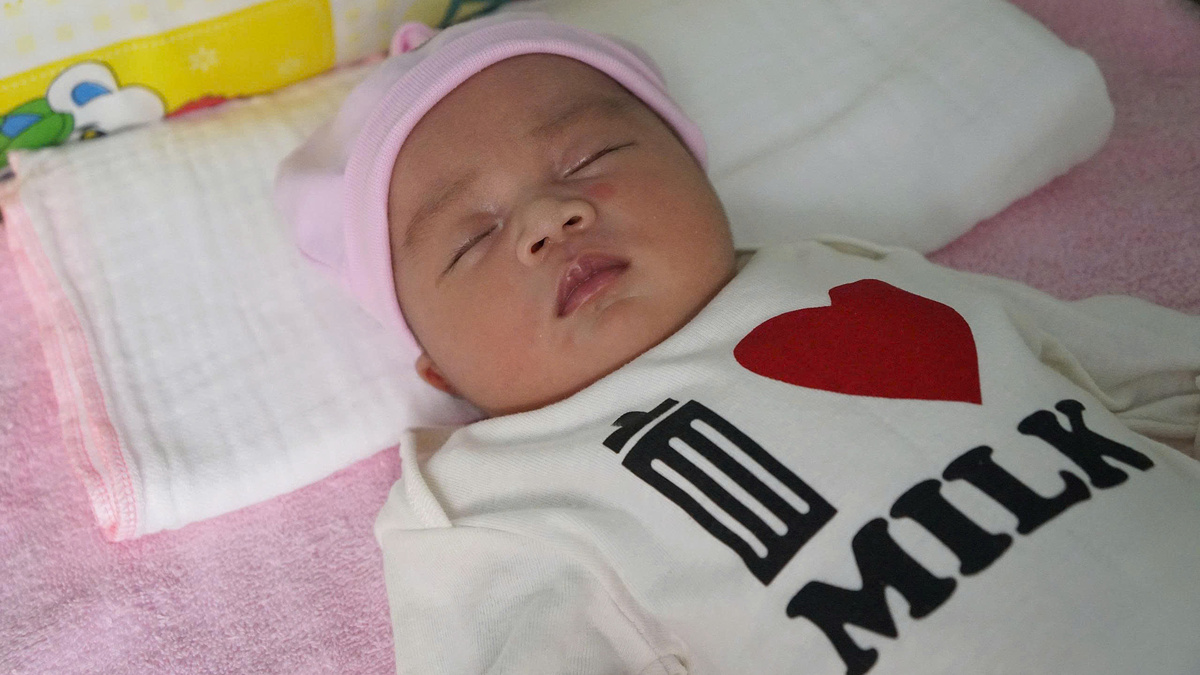 Điều cha mẹ không nên làm khi trẻ sốt