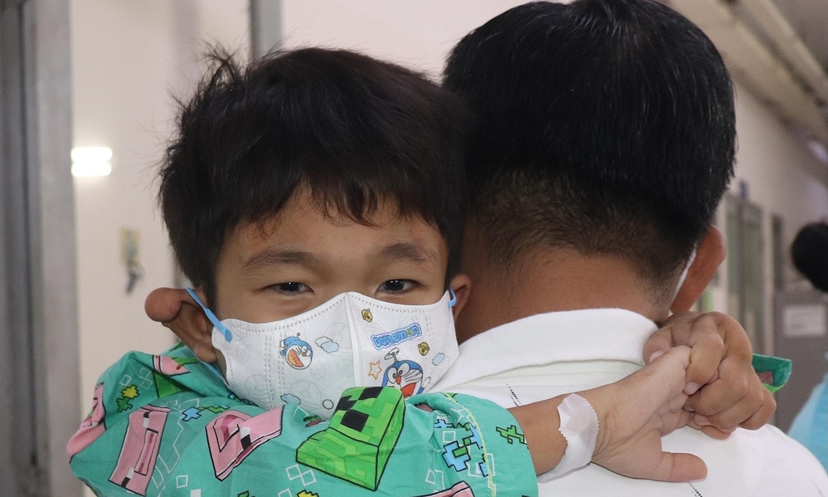 Giấc ngủ ngon của bé trai sau 7 năm sống với máy lọc thận