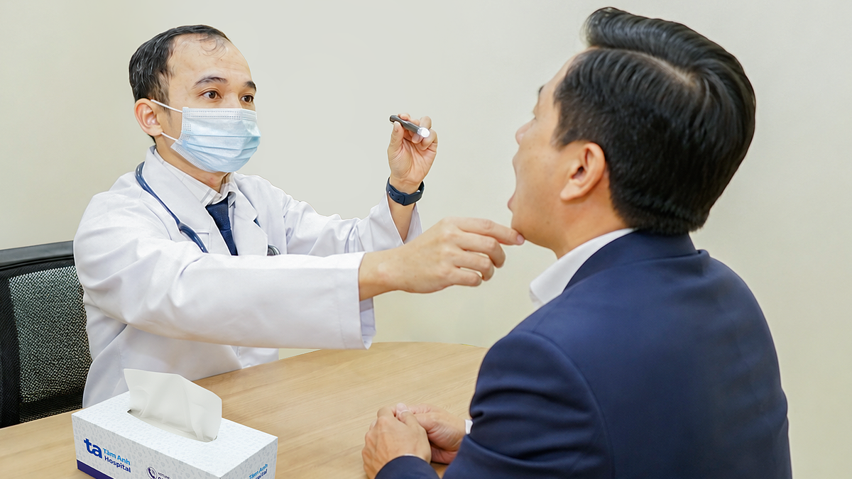 Khạc ra máu, phát hiện mảnh xương trong khí quản