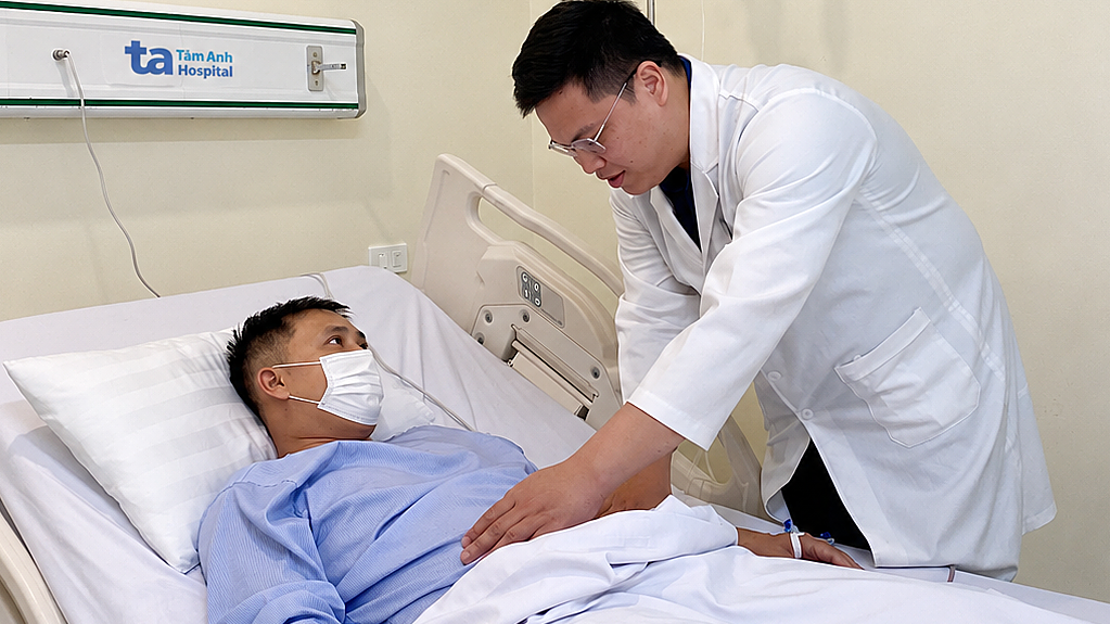 Sỏi kẹt ở niệu quản và hai thận người đàn ông