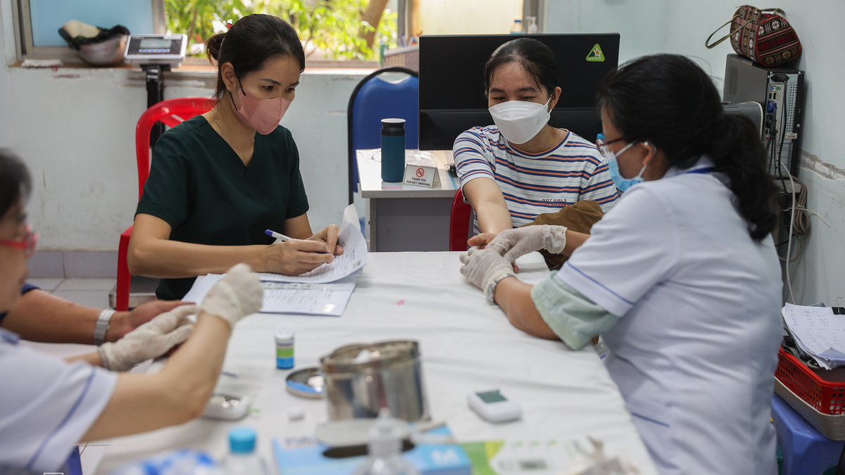 Dân phường Bến Thành khám sức khỏe miễn phí ít nhất TP HCM