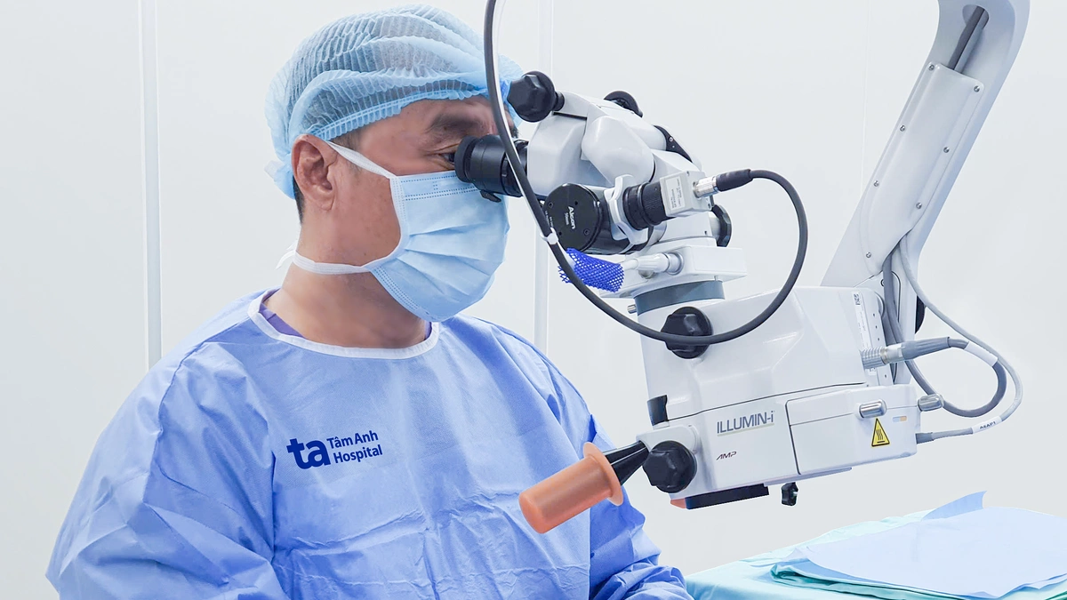 Bị quả dừa rơi trúng mắt tổn thương thủy tinh thể