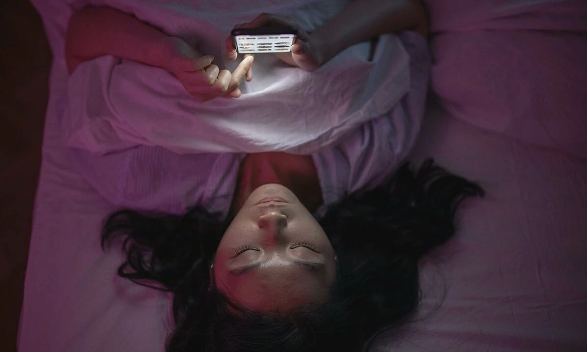 'Đốt' não từ thói quen lướt TikTok vài phút trước ngủ
