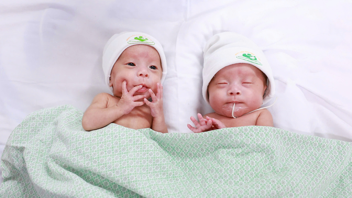 Đôi trẻ sinh non "chiến đấu để sống" ngay lúc chào đời