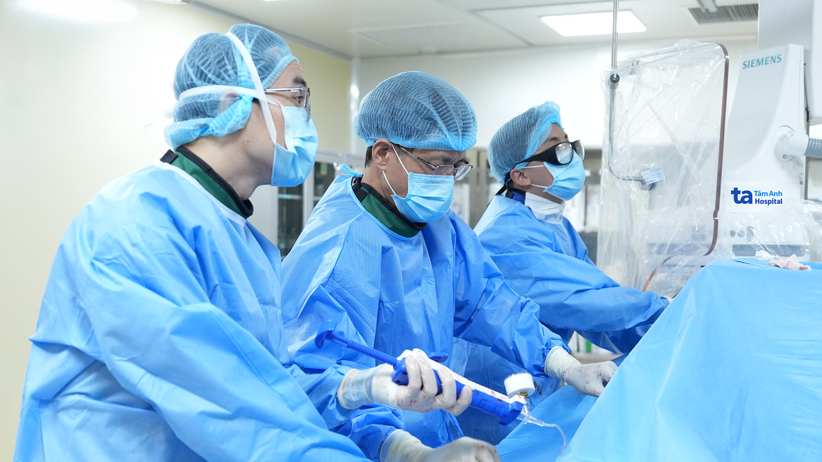 Chân mỏi và nổi mạch máu nhỏ có phải suy giãn tĩnh mạch?