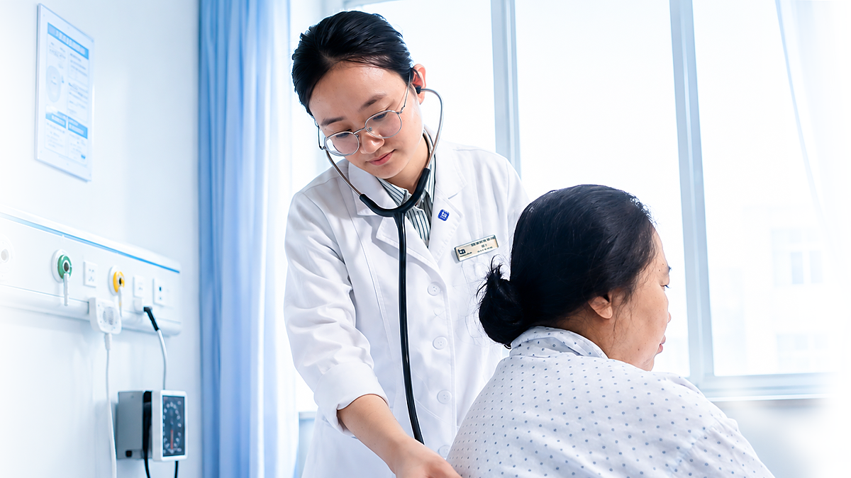 Suy hô hấp, tràn dịch màng tim do sốt xuất huyết