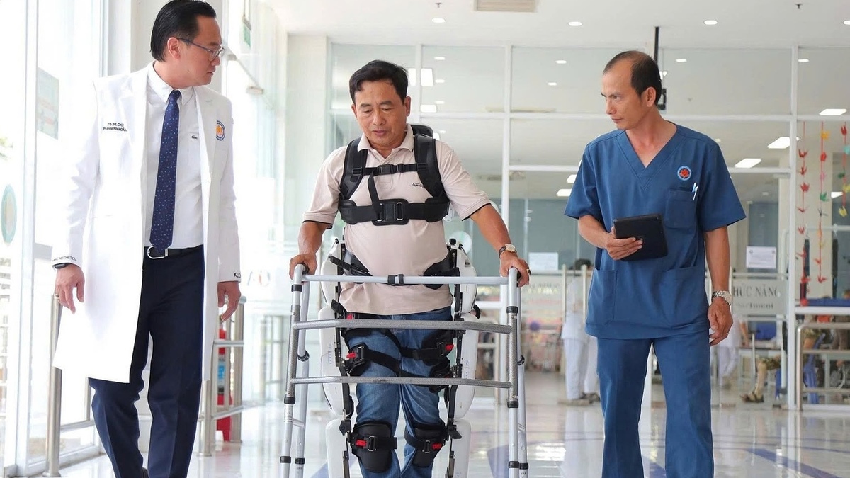 Robot giúp người bệnh đột quỵ tập đi
