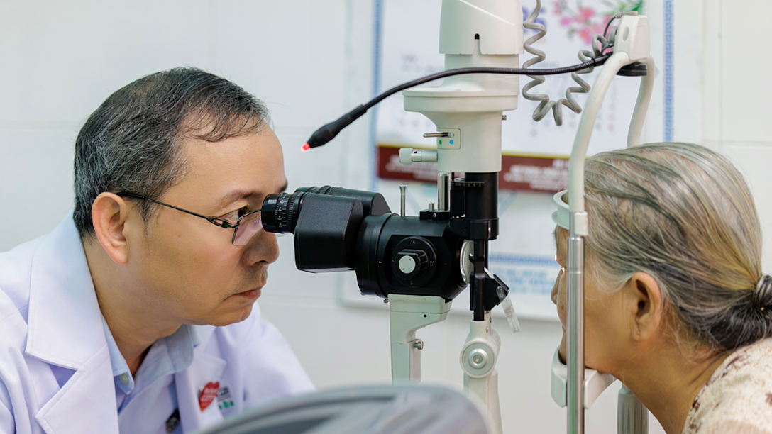 Căn bệnh khiến nhiều người già âm thầm chịu cảnh mù lòa