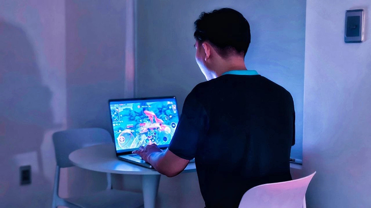 Mối nguy thị lực khi "nghiện" thiết bị điện tử