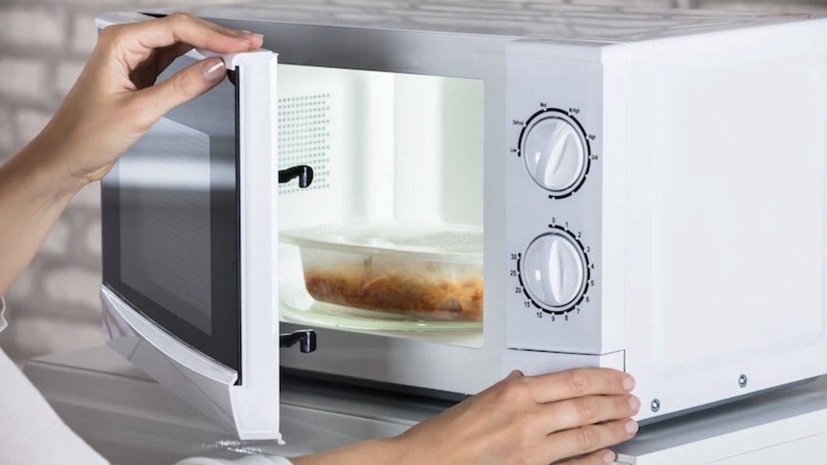 Sai lầm khi vệ sinh lò vi sóng có thể gây ăn mòn, cháy hỏng