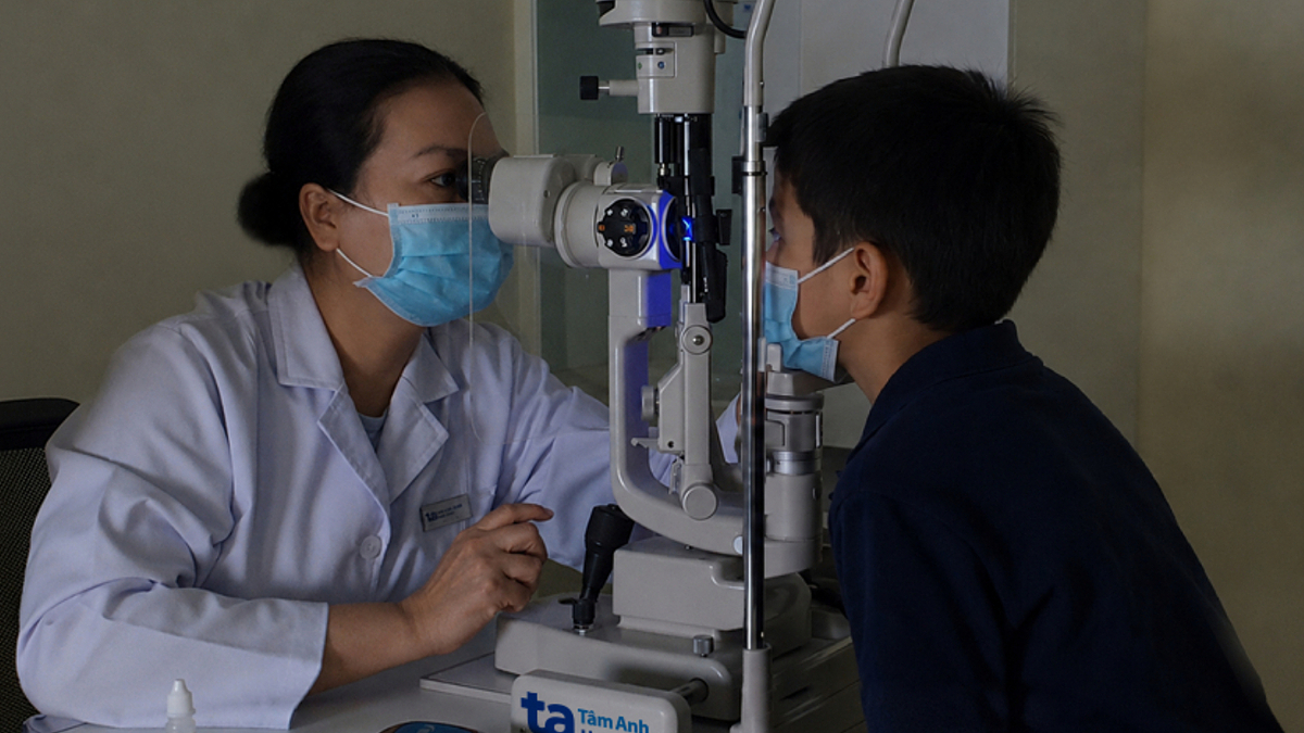 Viêm kết mạc bội nhiễm, bé trai loét giác mạc