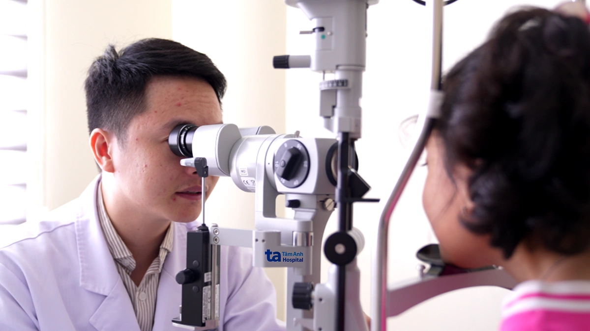 Trẻ có nên khám mắt trước khi vào lớp một?