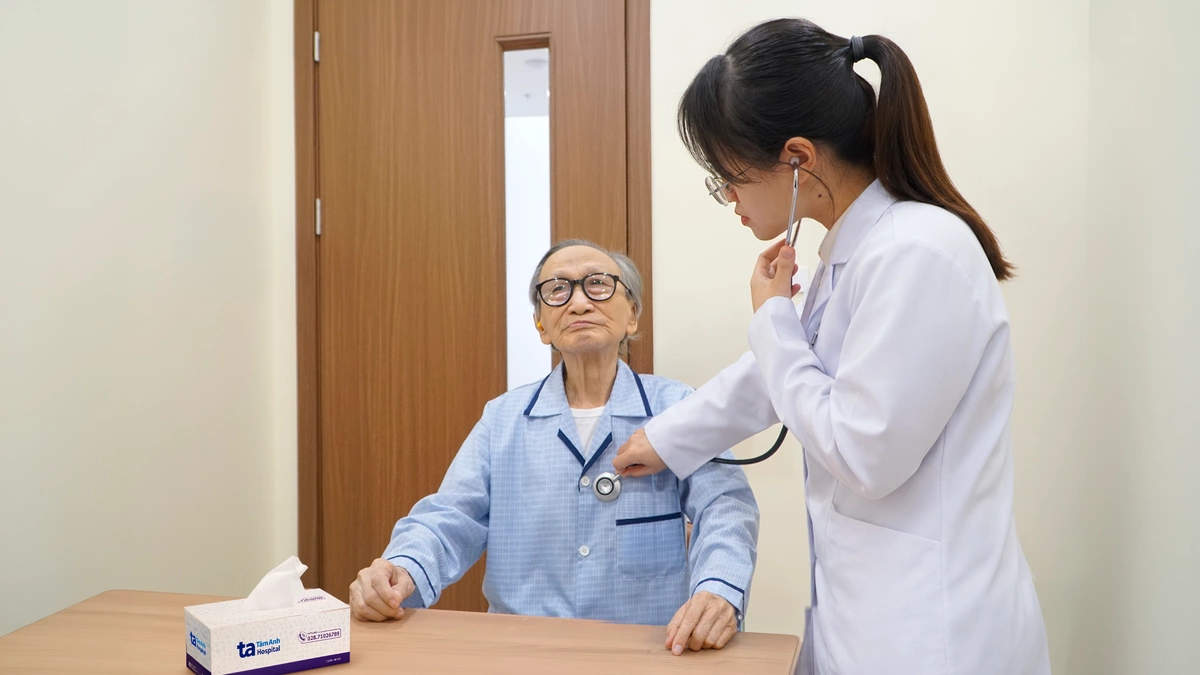 Đặt stent cứu cụ ông gần 100 tuổi nhồi máu cơ tim