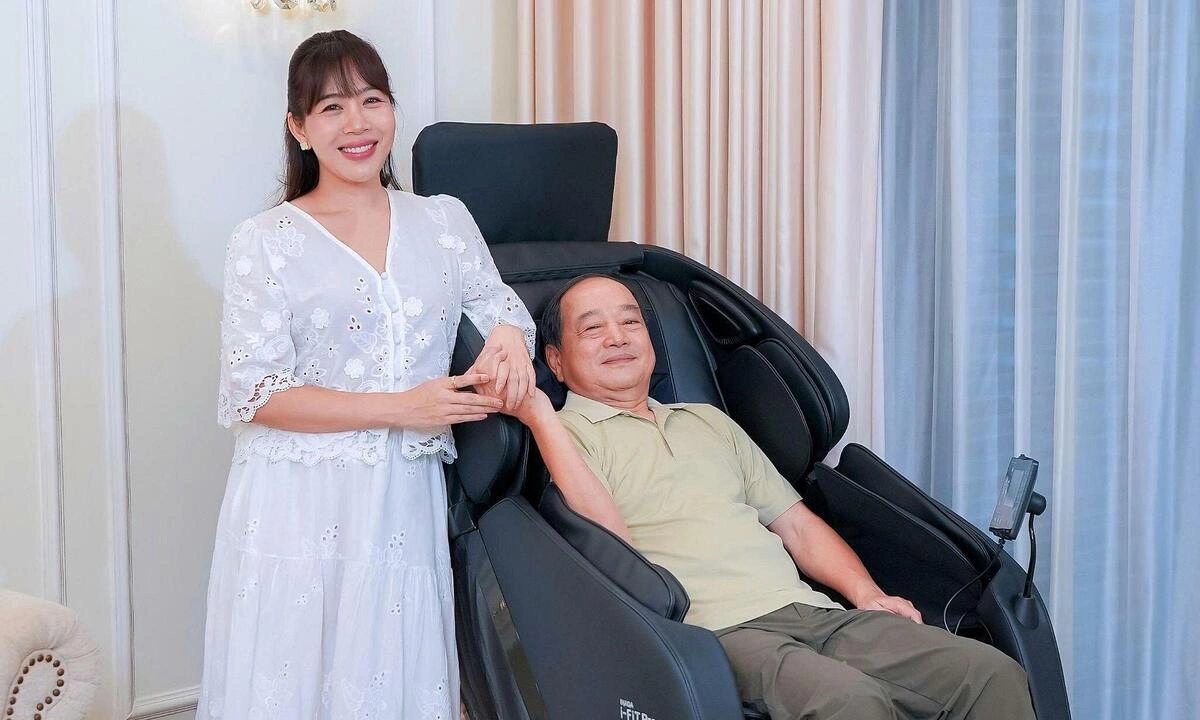 MC Diệp Chi chọn ghế massage hỗ trợ trị liệu tặng bố