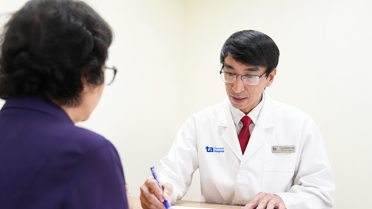 Người phụ nữ bị viêm gan tự miễn kèm viêm đường mật