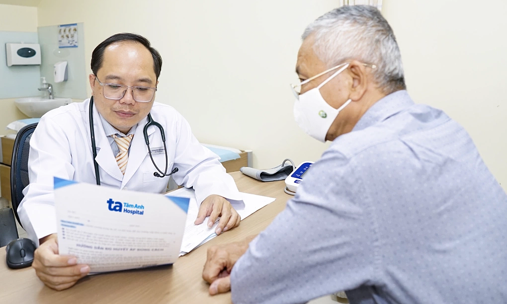 Vì sao người lớn tuổi khó kiểm soát mỡ máu?