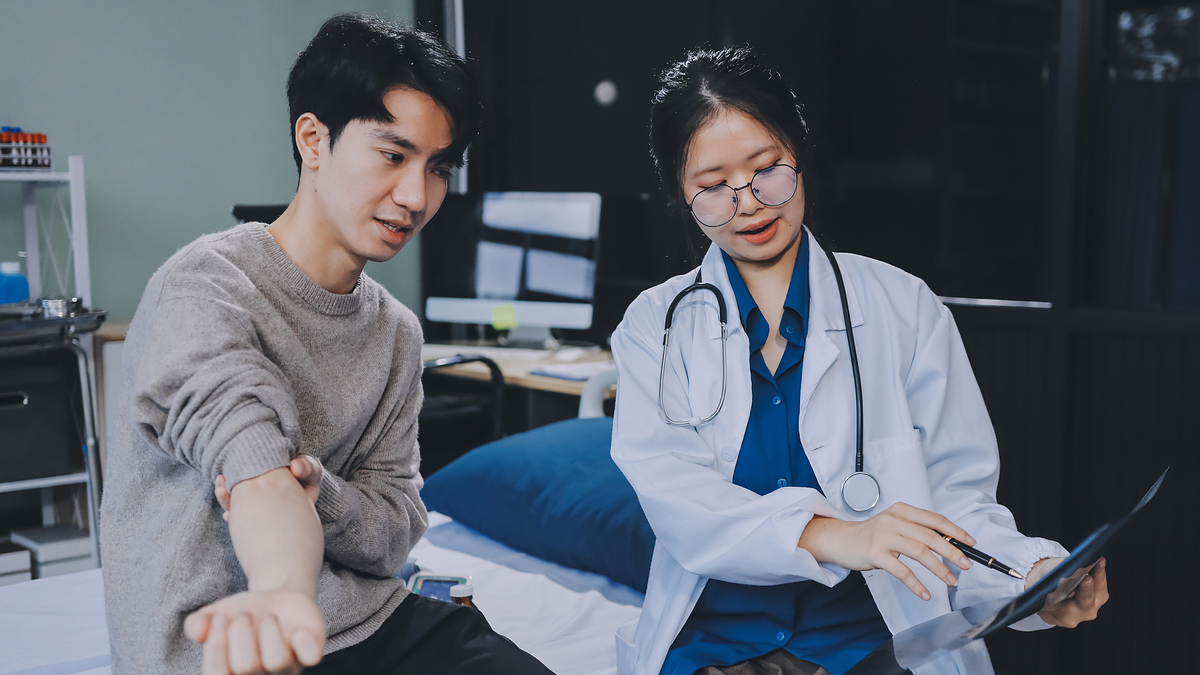 Nam giới học cách chăm sóc sức khỏe sinh sản