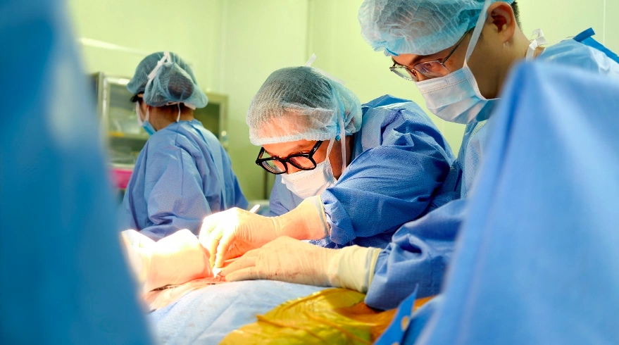 Các bác sĩ phẫu thuật cho bệnh nhân. Ảnh: Nhật Đức