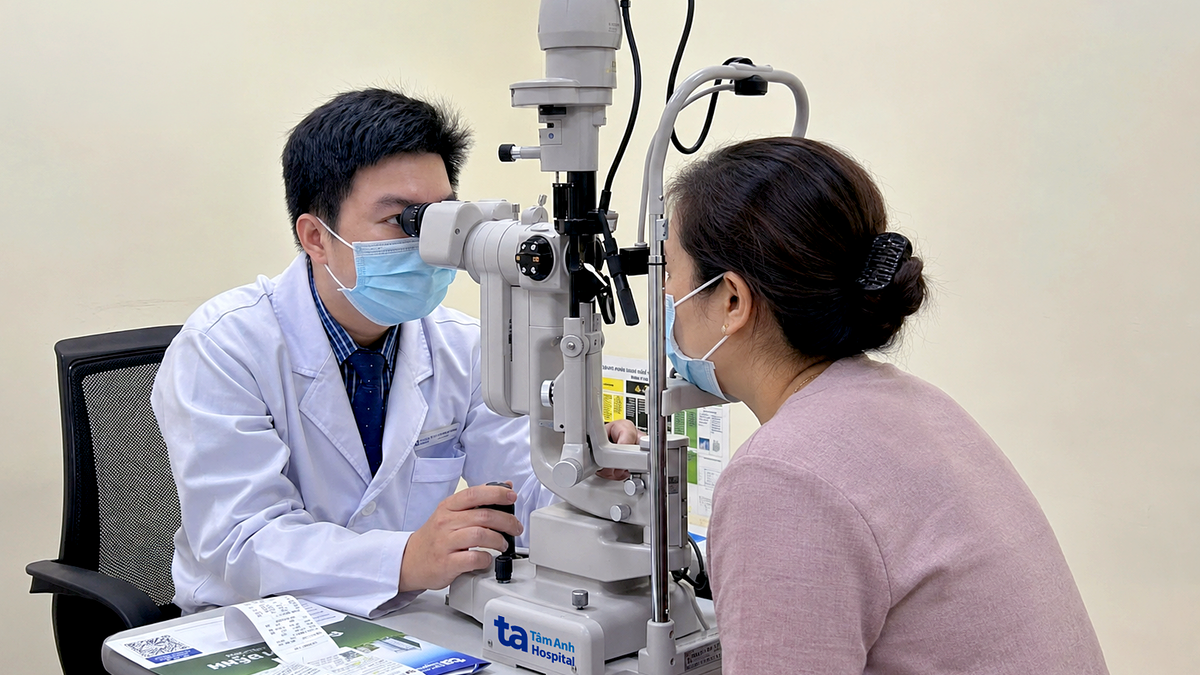 Cận 12 độ kèm đục thủy tinh thể
