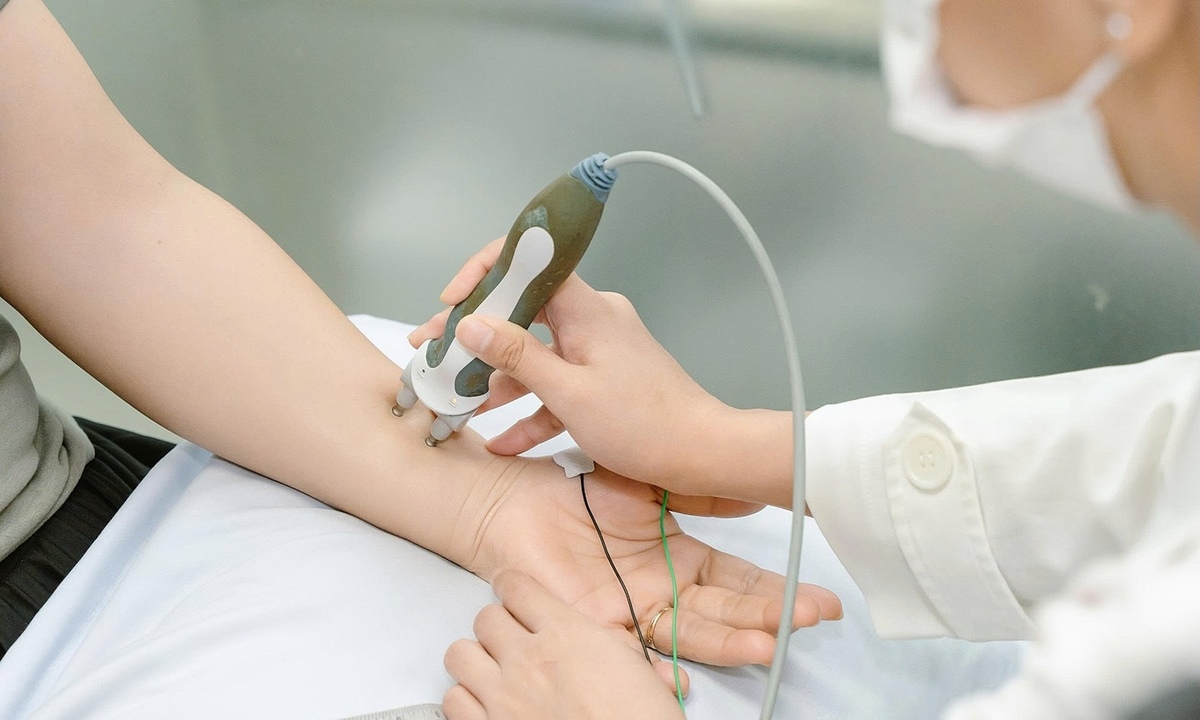 Chạy xe máy, gõ phím nhiều dễ mắc hội chứng ống cổ tay
