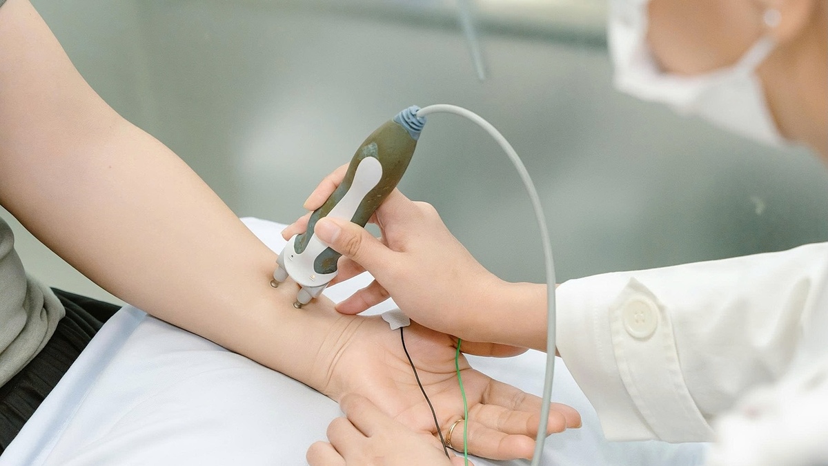 Chạy xe máy, gõ phím nhiều dễ mắc hội chứng ống cổ tay