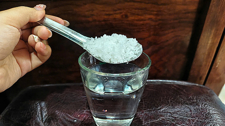 Mất tiền, rước bệnh vì uống nước muối "thanh lọc cơ thể"