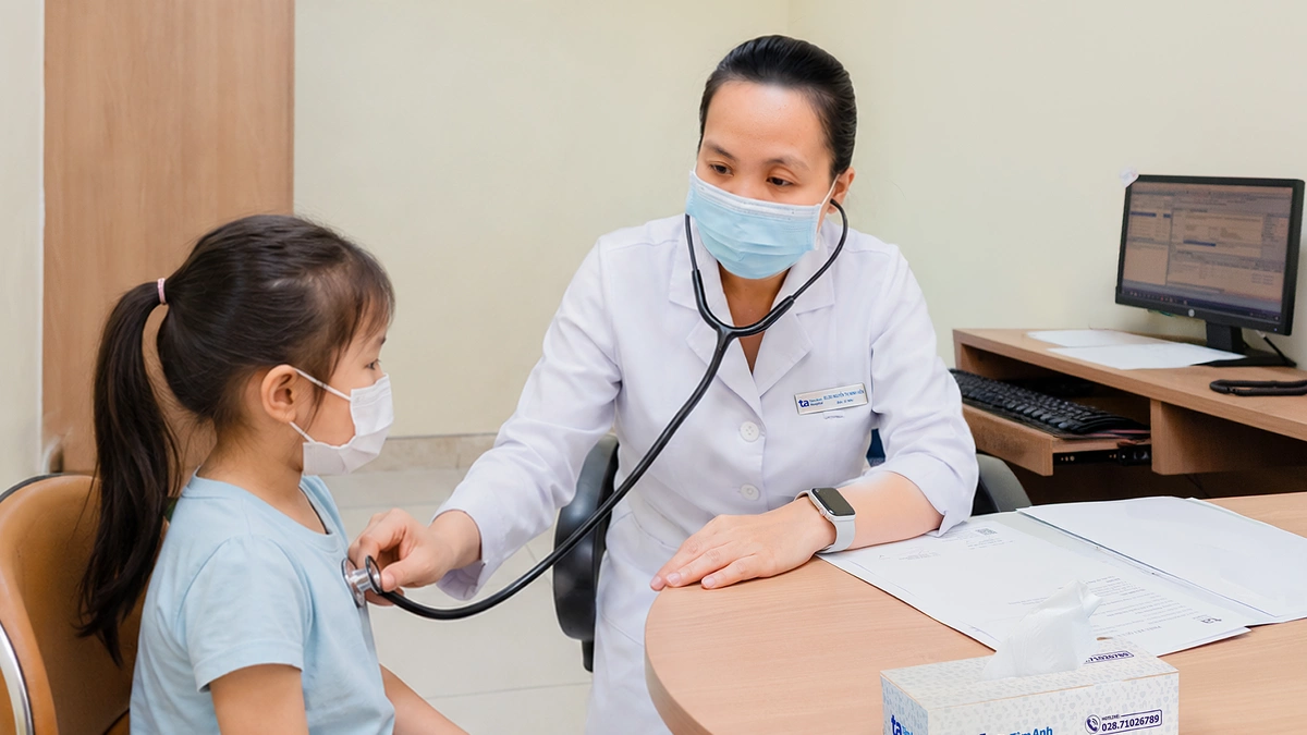 Bé gái vẹo cột sống, hở van tim