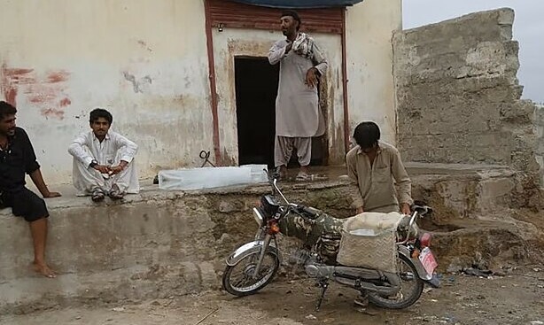 Cuộc chiến giành từng cây đá trong chảo lửa 50 độ C ở Pakistan