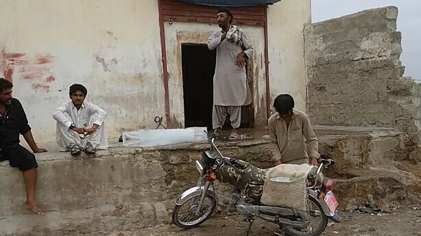 Cuộc chiến giành từng cây đá trong chảo lửa 50 độ C ở Pakistan
