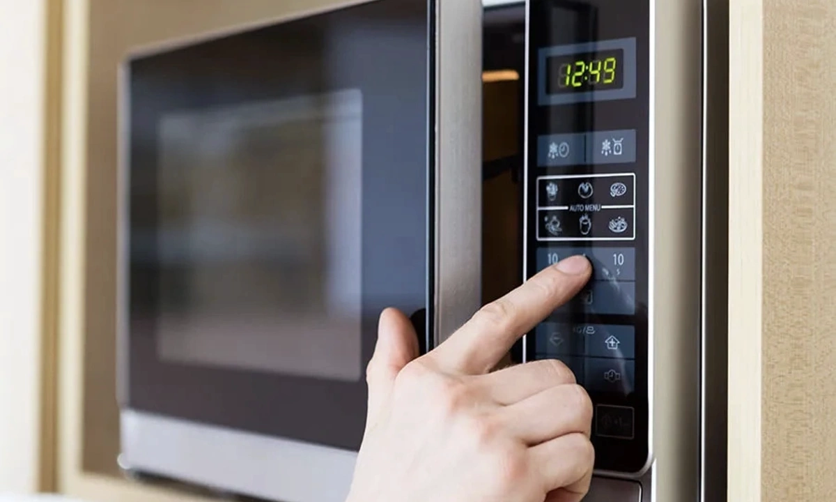 Đứng gần, nhìn thẳng vào lò vi sóng đang chạy gây ung thư?