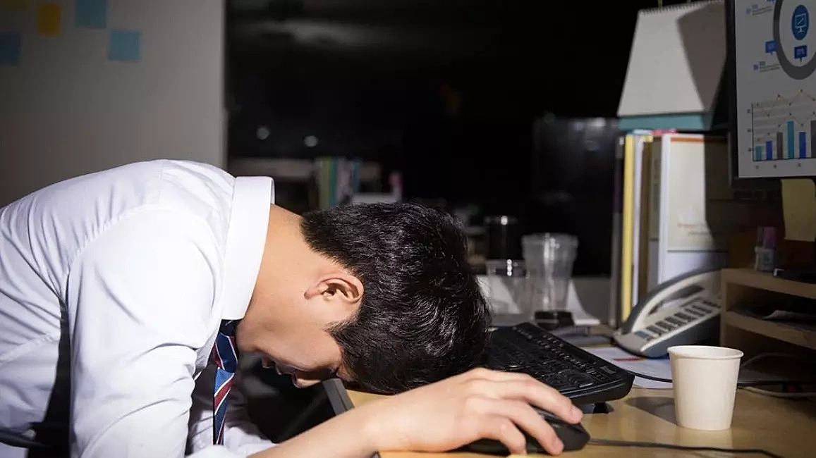Áp lực "trên ép, dưới đòi" đẩy nhiều quản lý cấp trung vào kiệt sức