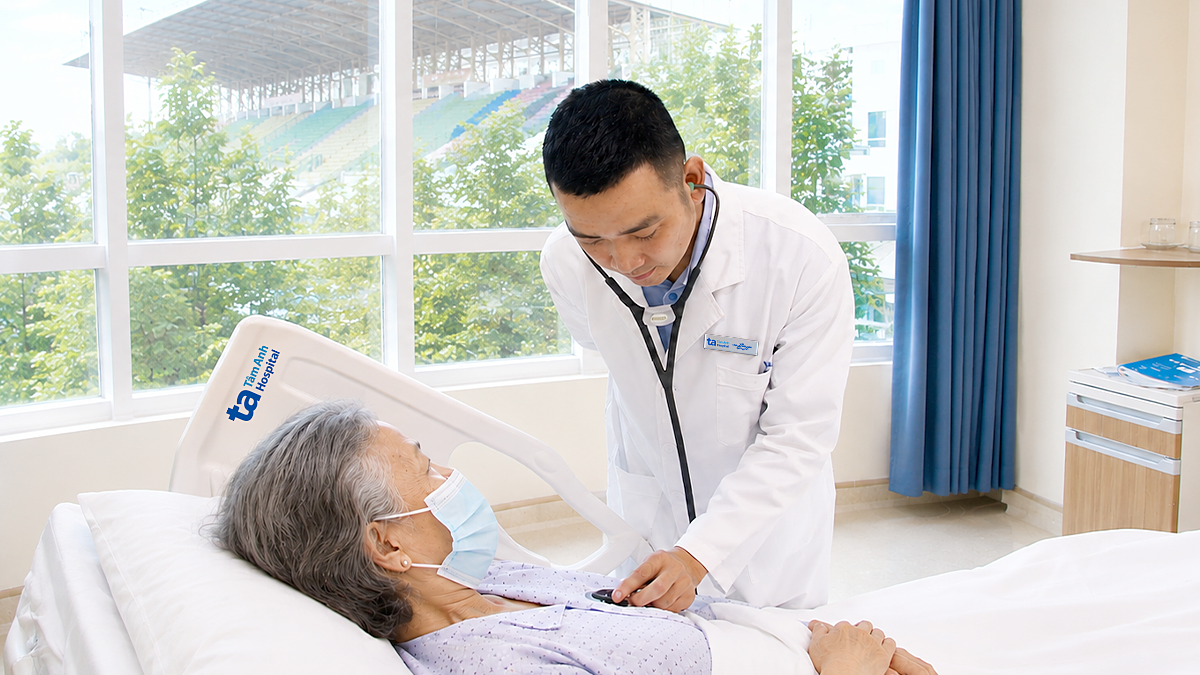 Tiết sữa bất thường ở tuổi 68 do u tuyến yên