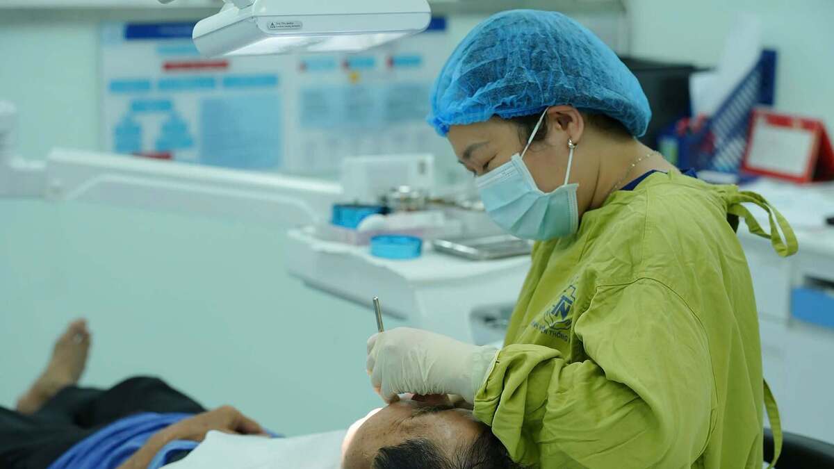 Thứ trưởng Y tế: Công nghệ nha khoa phải vừa túi tiền người dân