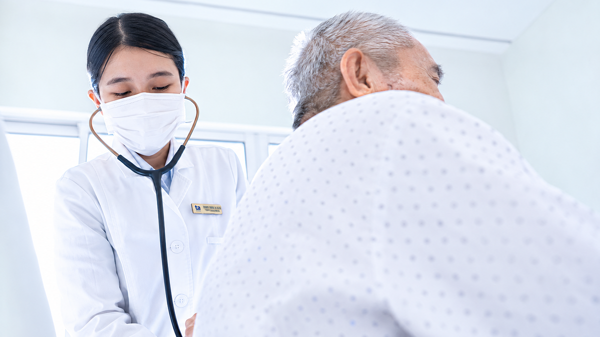 Viêm phổi biến chứng gây tràn mủ màng phổi