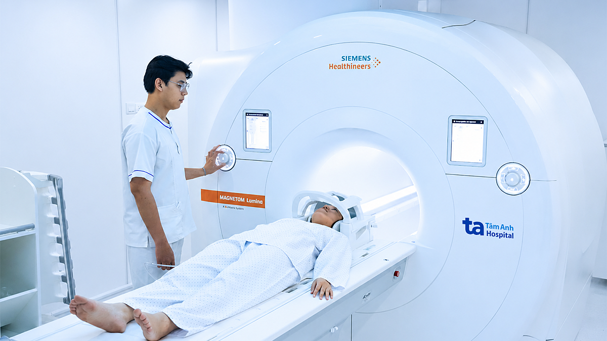Đã thay khớp gối có chụp MRI cột sống được không?