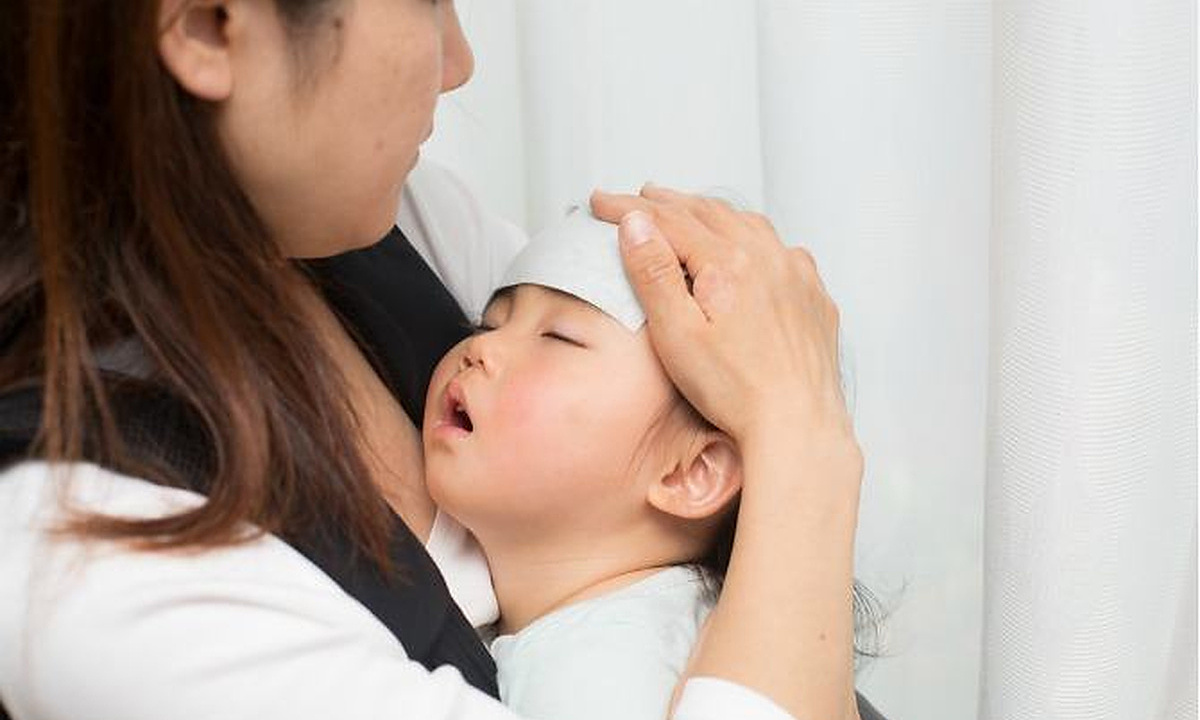 Trẻ sốt khi đi du lịch, cha mẹ nên làm gì?