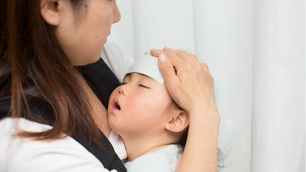 Trẻ sốt khi đi du lịch, cha mẹ nên làm gì?