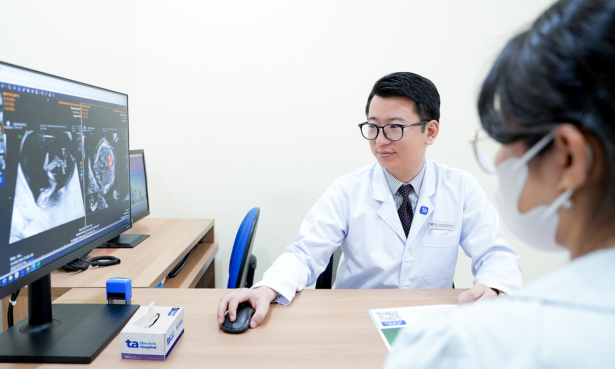 Thai bất thường não có nên chọc ối?