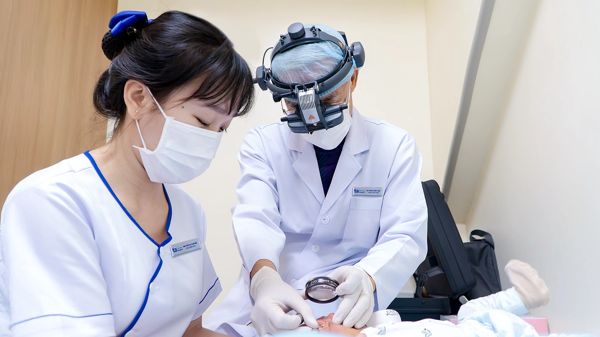 Trẻ sinh non nên khám mắt khi nào?