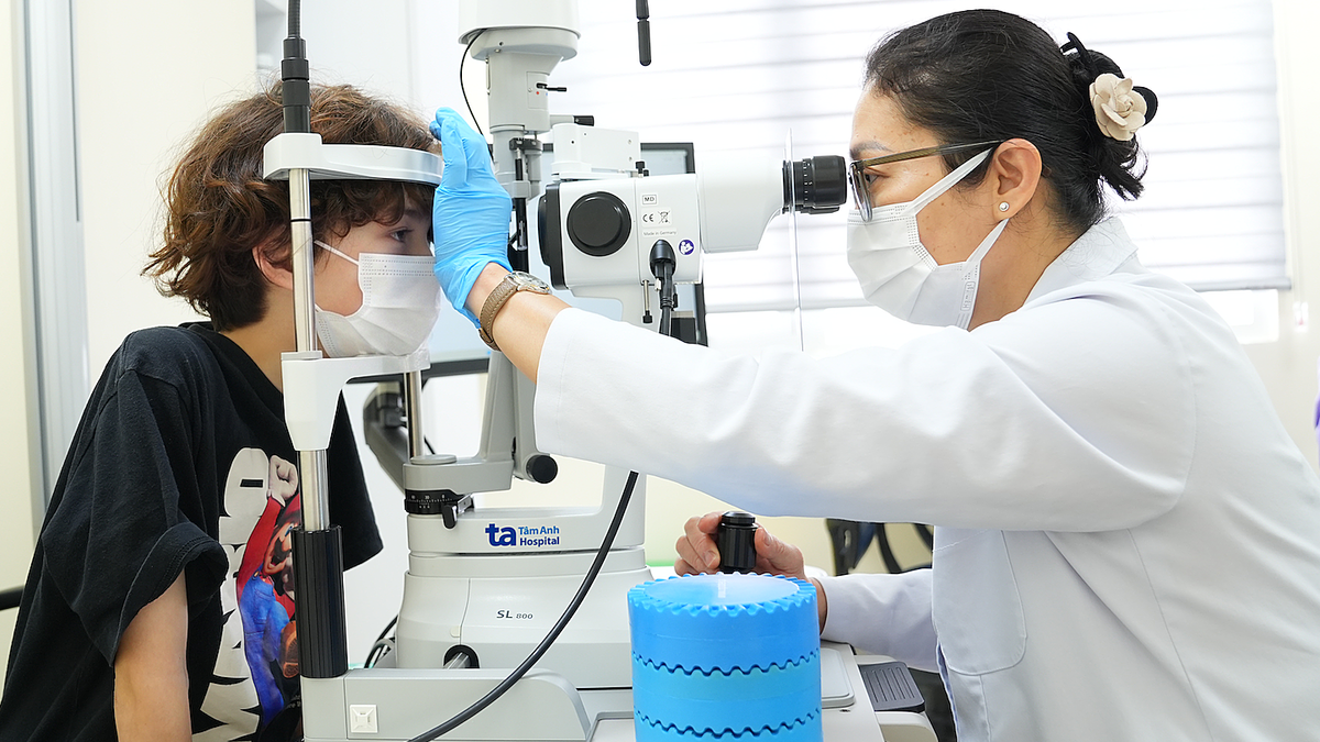 Dấu hiệu trẻ nên kiểm tra mắt trước năm học mới