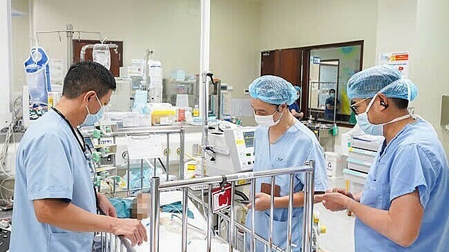Em bé tử vong do vặn tay ga xe máy điện