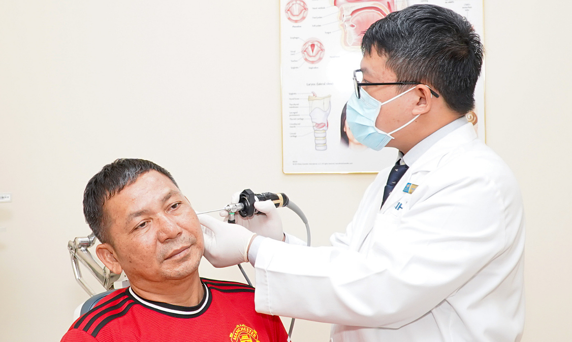 6 mũi tiêm xuyên tai giúp người đàn ông cải thiện thính lực